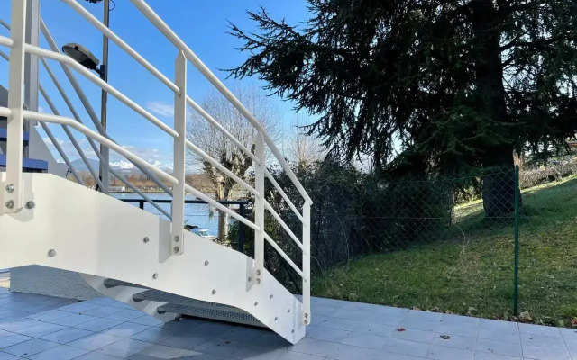 Camp De Base Sur Le Lac Du Bourget