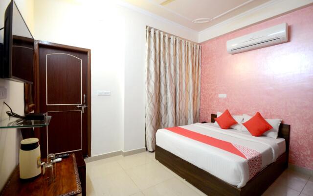 OYO 18342 Hotel Aqueens