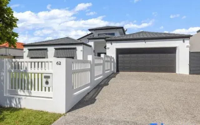 Opulent Canal-Front Retreat