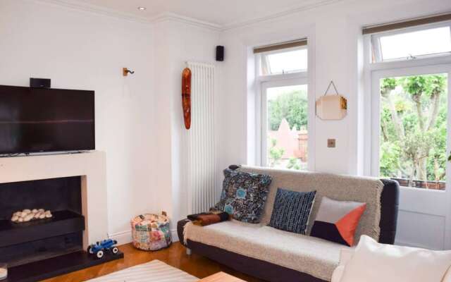 Stylish 2 Bedroom Top Floor Flat In Maida Vale