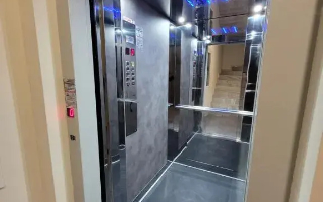 8 Blocks Apartments 4B