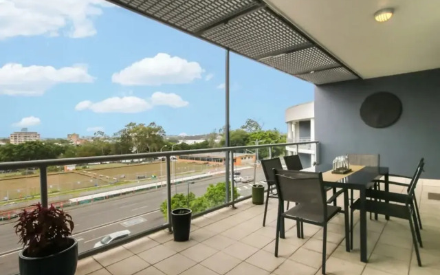 Large 3 Bedroom Apartment with River Views near the Stadium