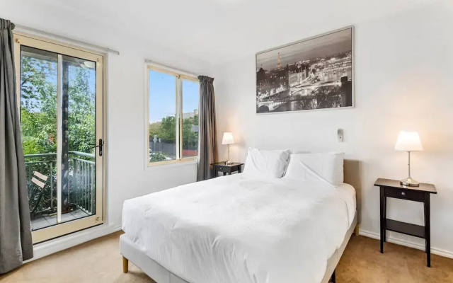 Chic 2-bed Apartment Near Albert Park