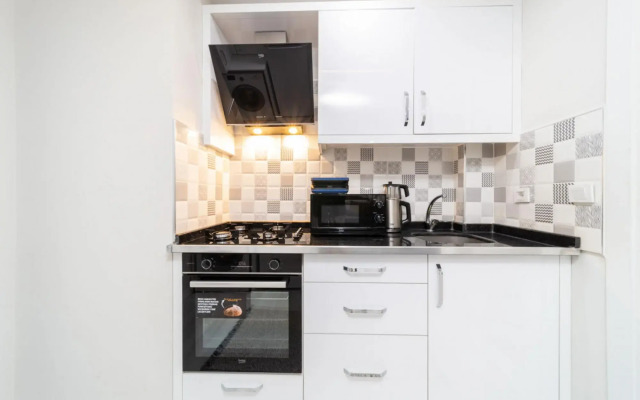 Modern and Central Flat Near Beach in Muratpasa