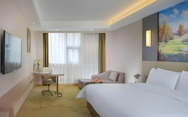 Vienna International Hotel (Xinyang Railway Station Tianrun Plaza Store)