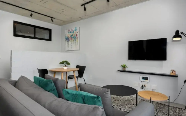 Secure Studio, Sea Point Gem Near Promenade!
