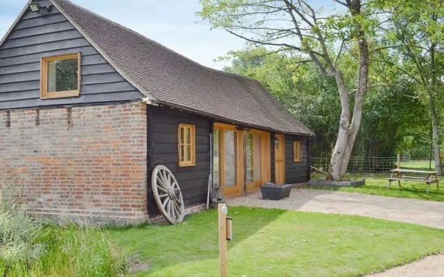Luxury Cart Lodge set on the farm which featured in the 'Darling Buds of May'