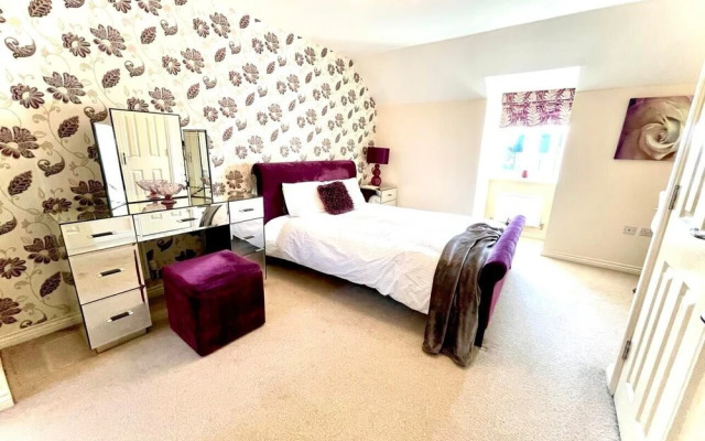 Lakeside Stylish 3 Bedroom House