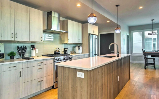 Luxe Denver Townhome: Hot Tub + City Views!