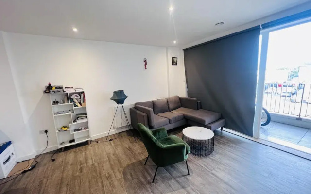 Lovely 1-bedroom With Private Balcony Near Barking