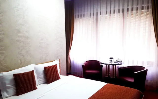 Hotel Aristocrat & Fish Restaurant