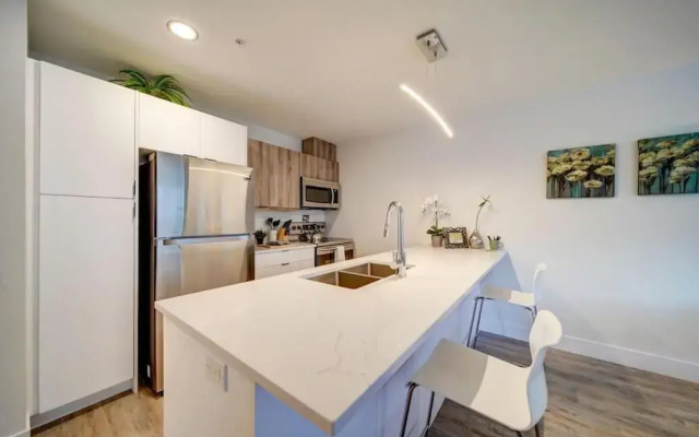 New Luxurious Modern 2BR Condo Sleeps 5 Coffee, AC, WIFI