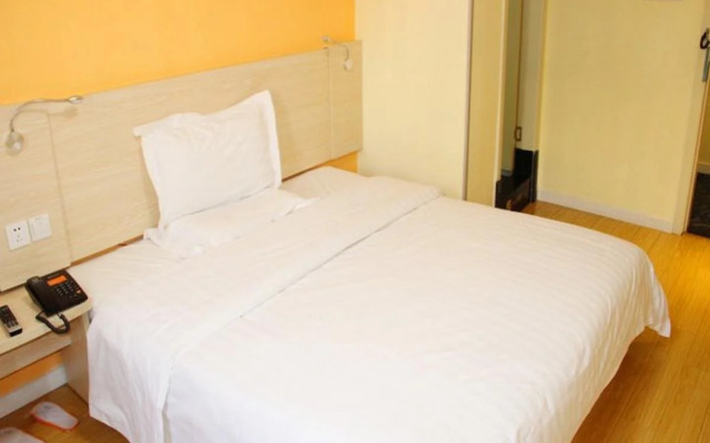 7Days Inn WuhanGuanggu Walking Street Baoli Garden Branch