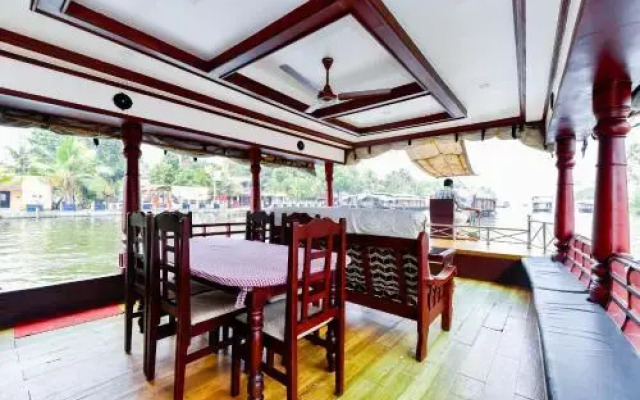 OYO 25089 Gold River Indraprastha Houseboat
