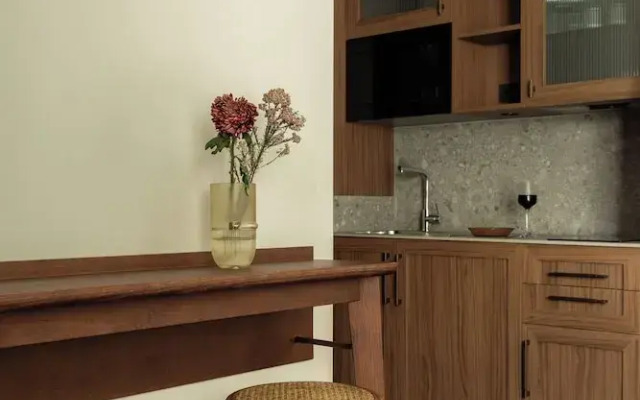 Batimont Suites & Apartments