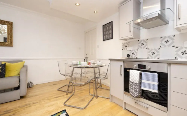 JOIVY Charming 1-Bed Home W/Patio Nearby The Castle