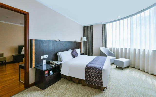 Guizhou Fengrun Karst Hotel (Jiaxiu Tower Qingyun Market Store)