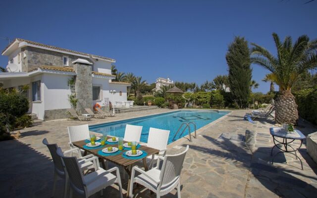 Mazeri in Protaras With 5 Bedrooms and 4 Bathrooms