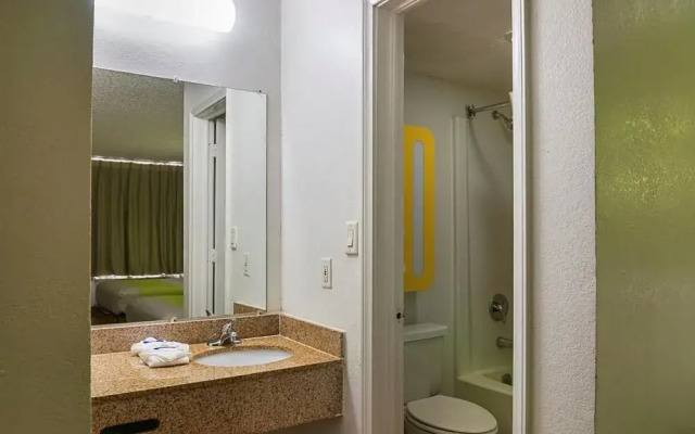 Motel 6 Harvey LA
