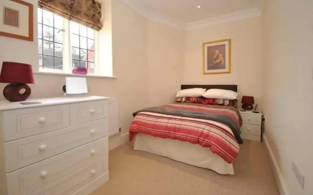 8 Angel Yard, Midhurst