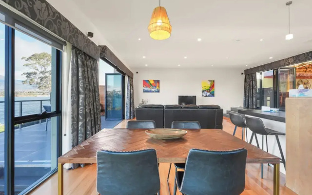 Waterfront Home - Gorgeous Views - 2 Bed