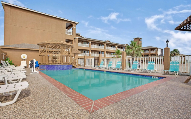 Red Roof Inn Plus+ Galveston - Beachfront