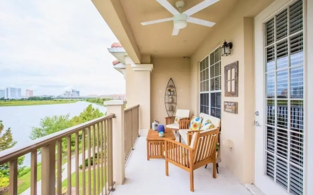 Lakeview Penthouse Elegance 3 Bedroom Condo by RedAwning