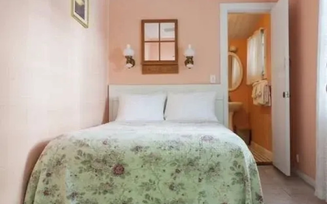 Blue Parrot Inn