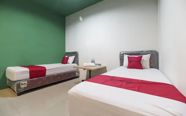 RedDoorz near Pantai Tanjung Pendam 2