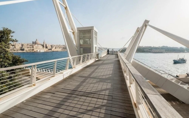 Luxury Apt with Side Sea Views & Pool, Top Location