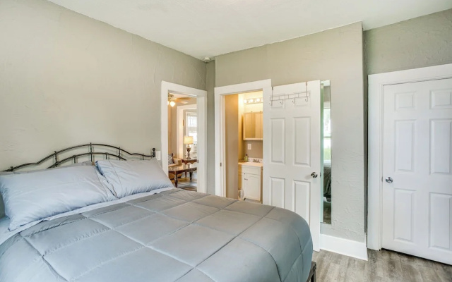 Lakefront Mound Getaway: Near Snowmobiling Trails!
