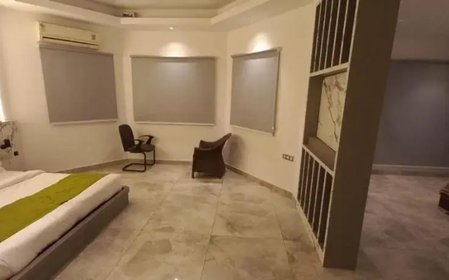 Square 9 Inn - Near Fortis & Huda City Centre