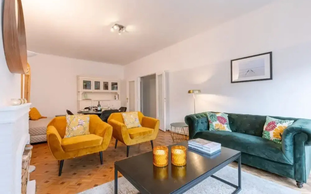 Comfy 1-bedroom Apartment With Side Seaview