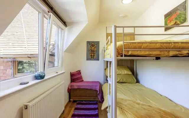 Sleeps10/18-parking-garden-pool-hottub-balcony