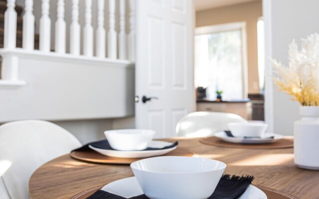 73rd Glendale 4 Bedroom Home by RedAwning