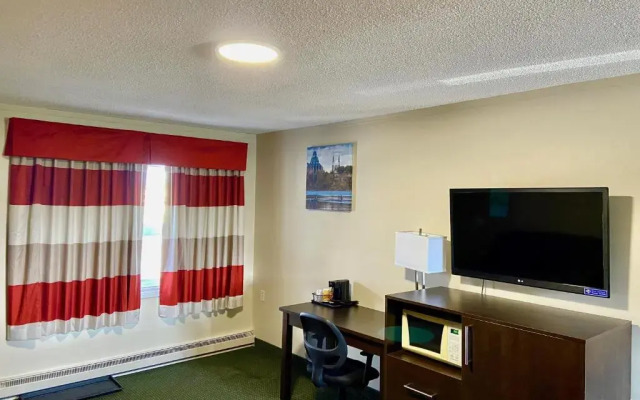 Colonial House Motor Inn