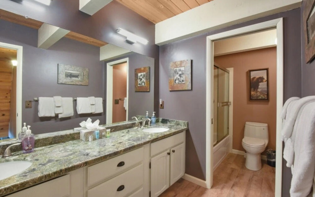 Roycraft Dog Friendly Cabin by RedAwning