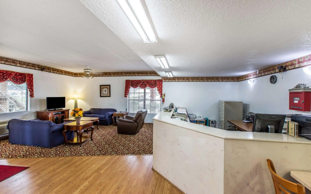 Econo Lodge Inn & Suites Albany North - Mini-hotel in Albany - Photo 3