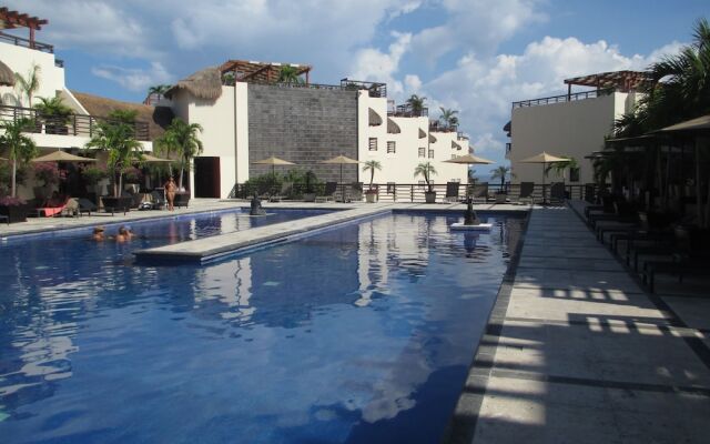 Aldea Thai Jr Suite by SunandSea