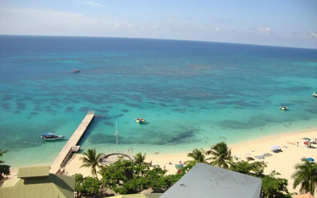 Sky Box Beach Suite at Montego Bay Club