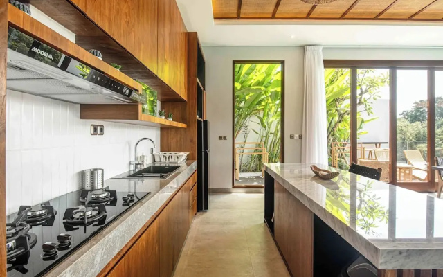 5-br Beach Villa in Canggu Overlooking Rice Fields