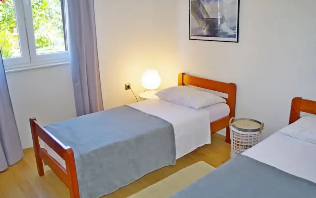 Apartment in Valbandon With Terrace