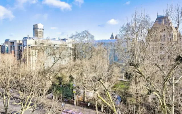 Luxury Kensington Apartment With 3 Bedrooms
