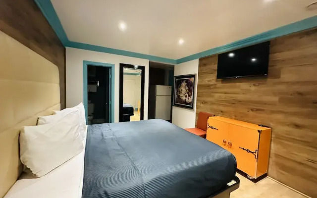 Casa Blanca Inn & Suites