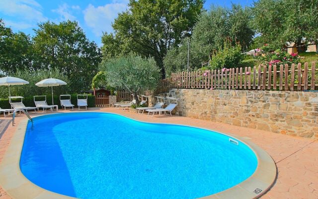 Spacious Farmhouse in Valfabbrica With Pool