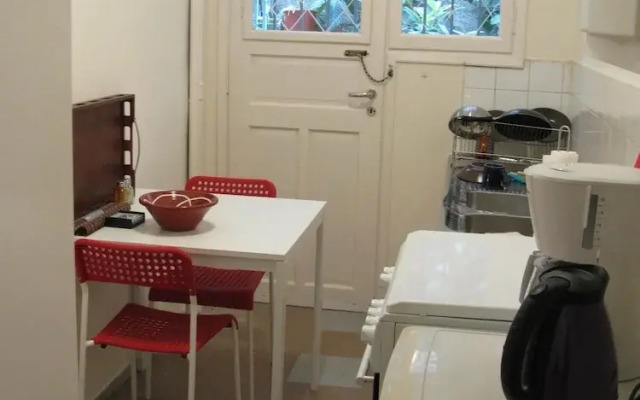 Quiet Apt Ideal For 2 Near Center