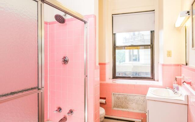 Beautiful Studio + Train | Theatre District | Evonify