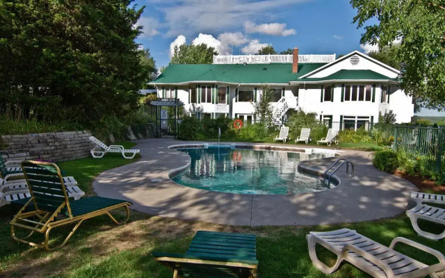 Elmhirst's Resort - On a lake