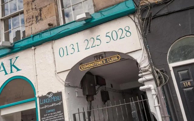 The Edmonstone's Close Residence
