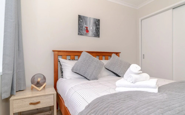 Warm & Cosy Two-Bedroom Apartment in CBD